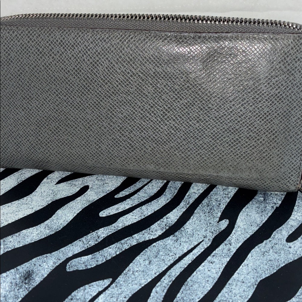 Louis Vuitton Silver Tiaga Wallet - Picture 5 of 17